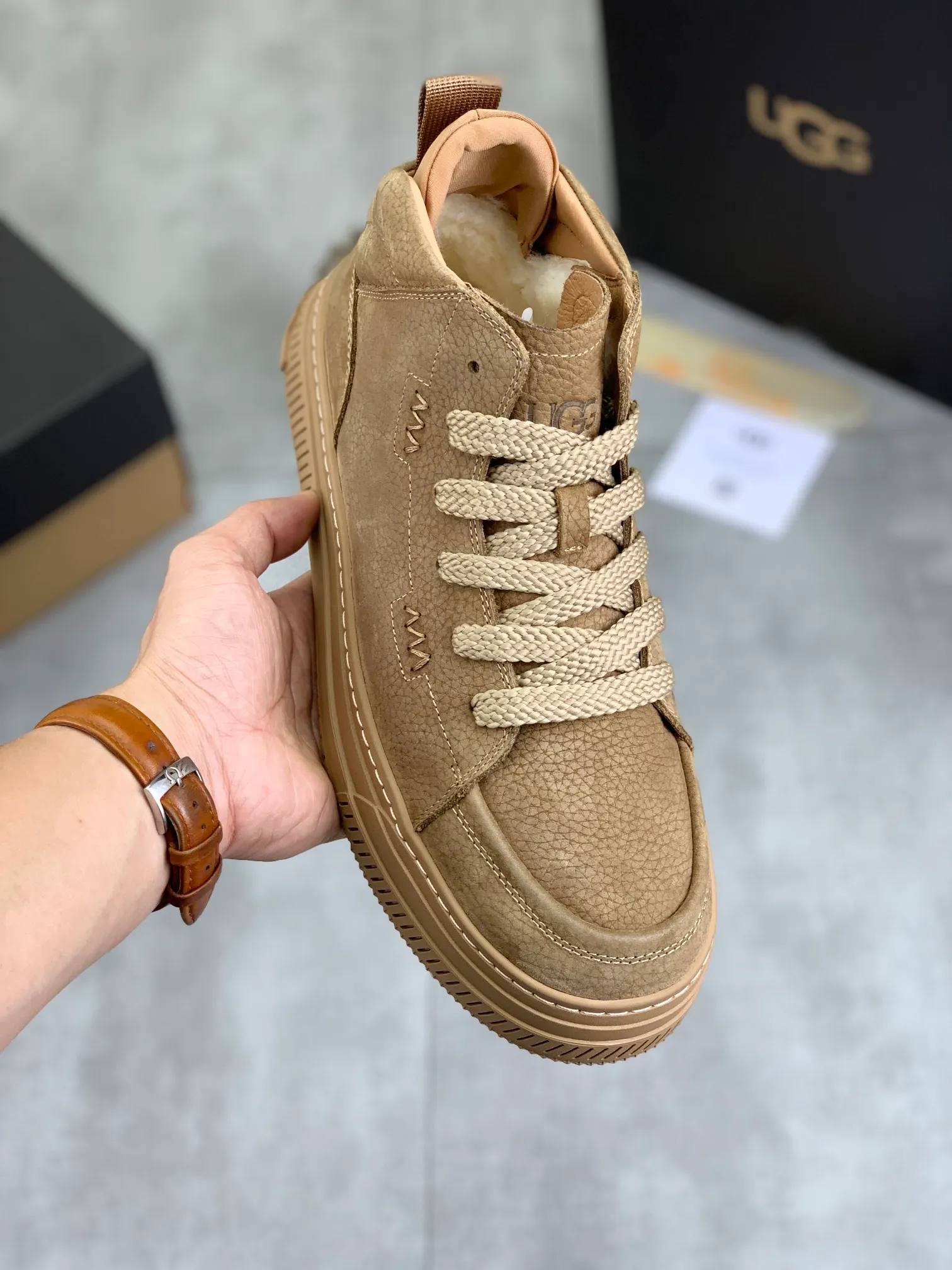 Men's Men's Shoes P620 [New Style] 💰 🆘 "Real Wool" [UGG] 👉 Popular men's shoes official website synchronization 🔰 Genuine quality [proud] is not comparable to the imitations in the general market 🌀 The upper is imported Italian frosted cowhide, and the lining: foot pad 🅰️ grade 🐑 real wool 👻 Only Grade A can show the effect The hand feels smooth and delicate 🔱The shoe shape is grand, only genuine factories can achieve it 🎄The perfect toughness of the original outsole 👻⬛️ allows customers to bid farewell to one-time consumption. Real wool lining, super warm. 4⃣️Color options available Size: 38-44